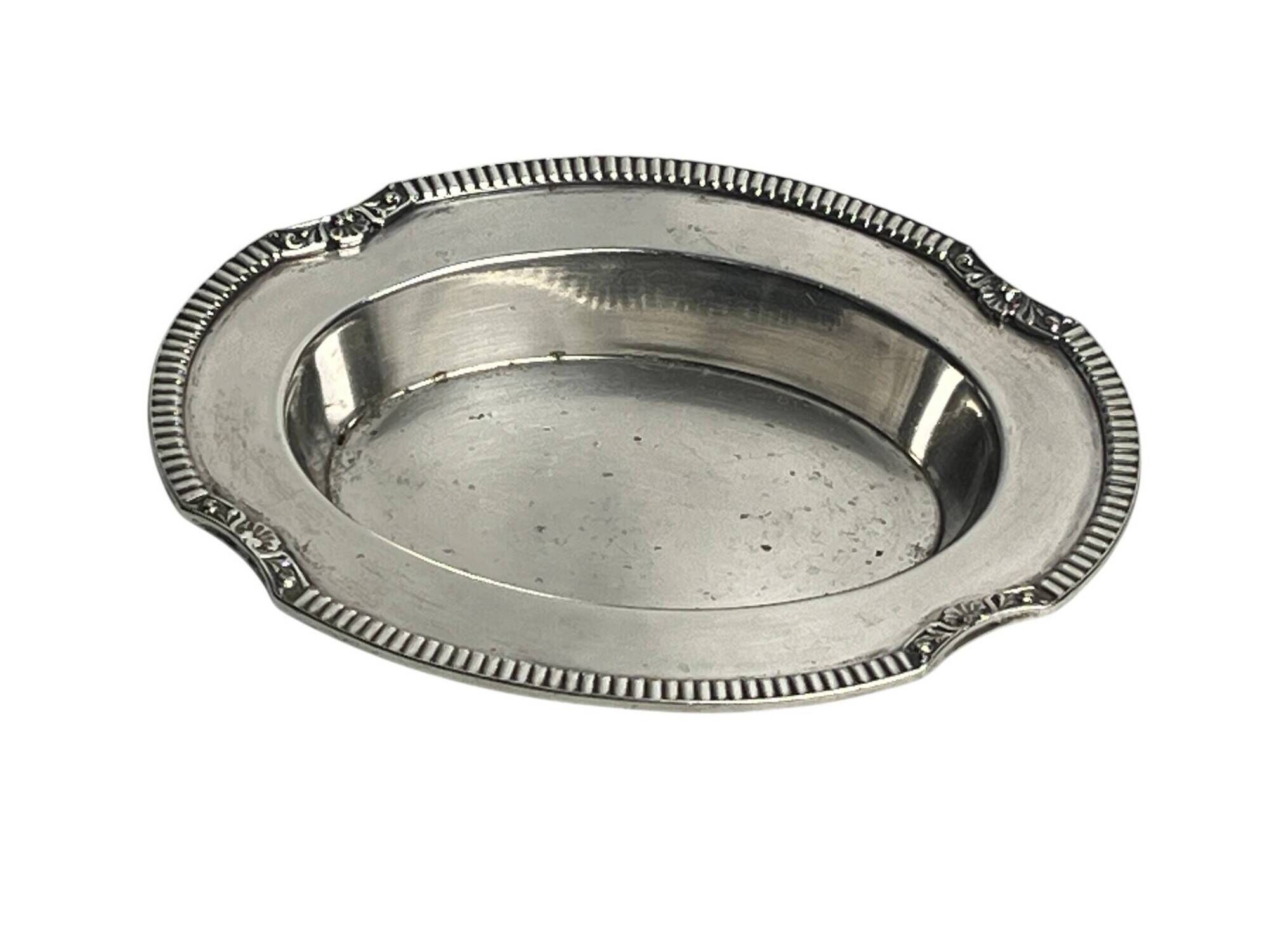 Oval metal silver-plated catchall with hallmarks from the early 20th century.