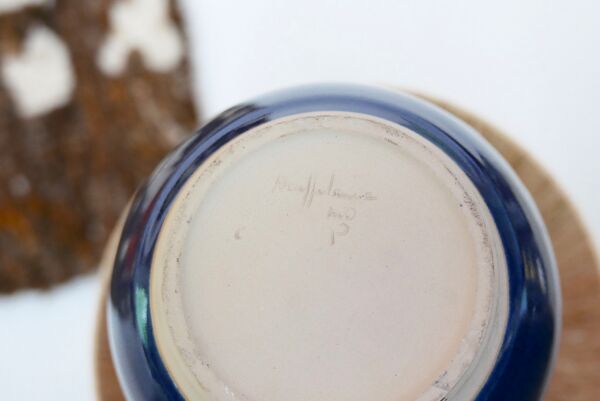 Lampe en céramique signée, abat-jour en raphia, années 70