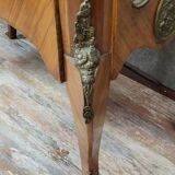 Vitrine de style Louis XV en bois de rose et bronzes dorés