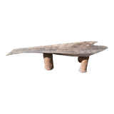 Table basse brutaliste primitive plateau hêtre