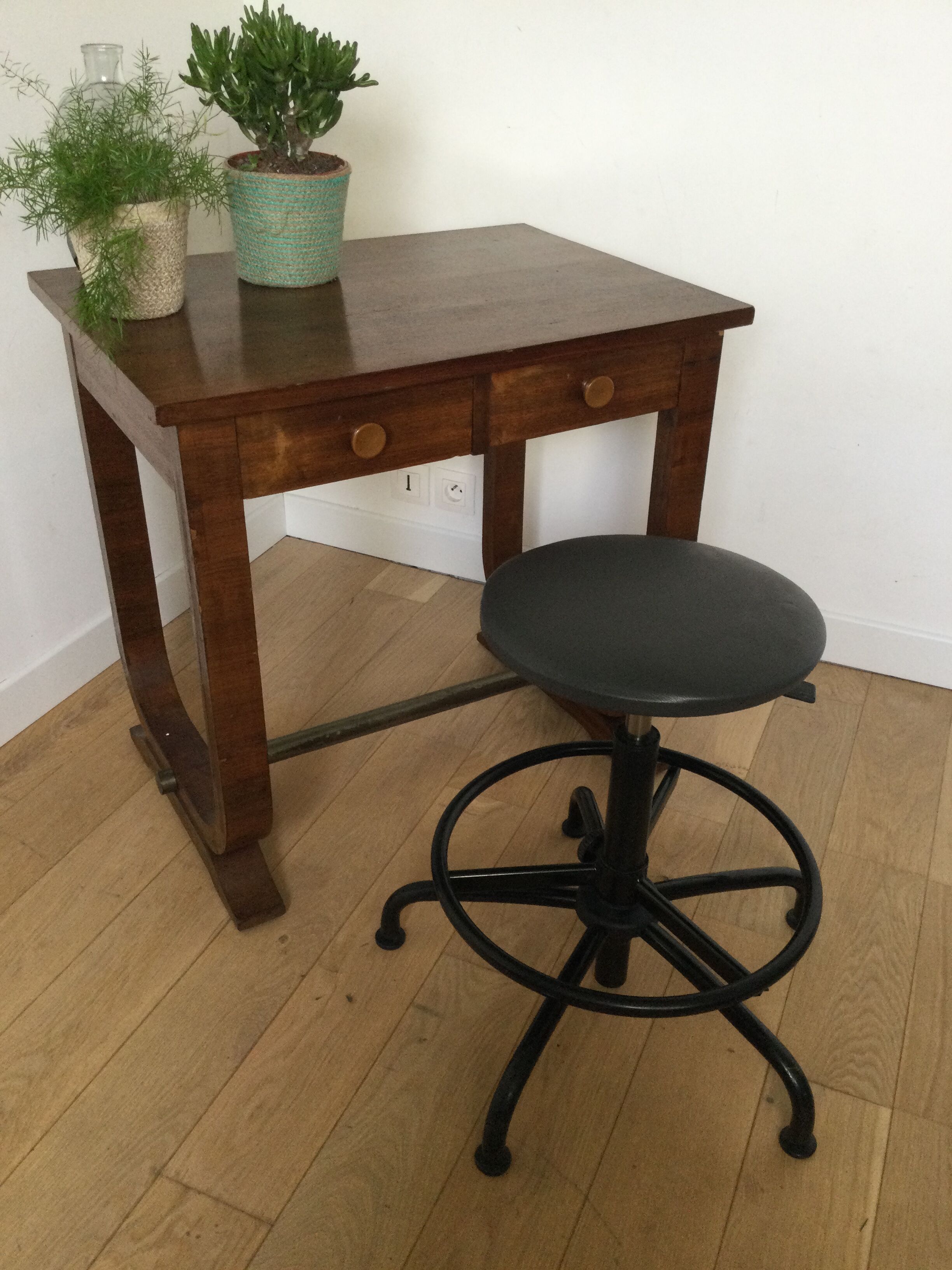 Adjustable and swivelling vintage industrial stool