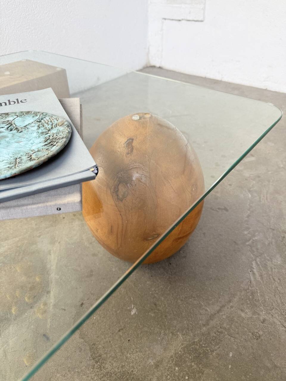 Table basse en bois et verre attribuée à Metafora