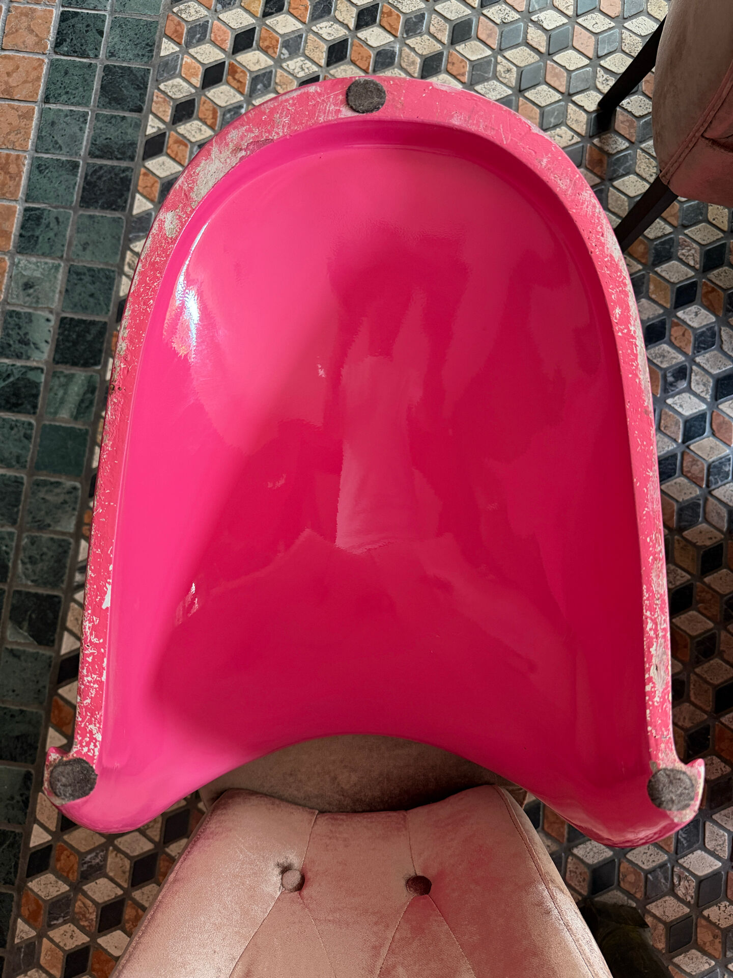Pair of S-shaped chairs in fuchsia fibreglass – Space Age style