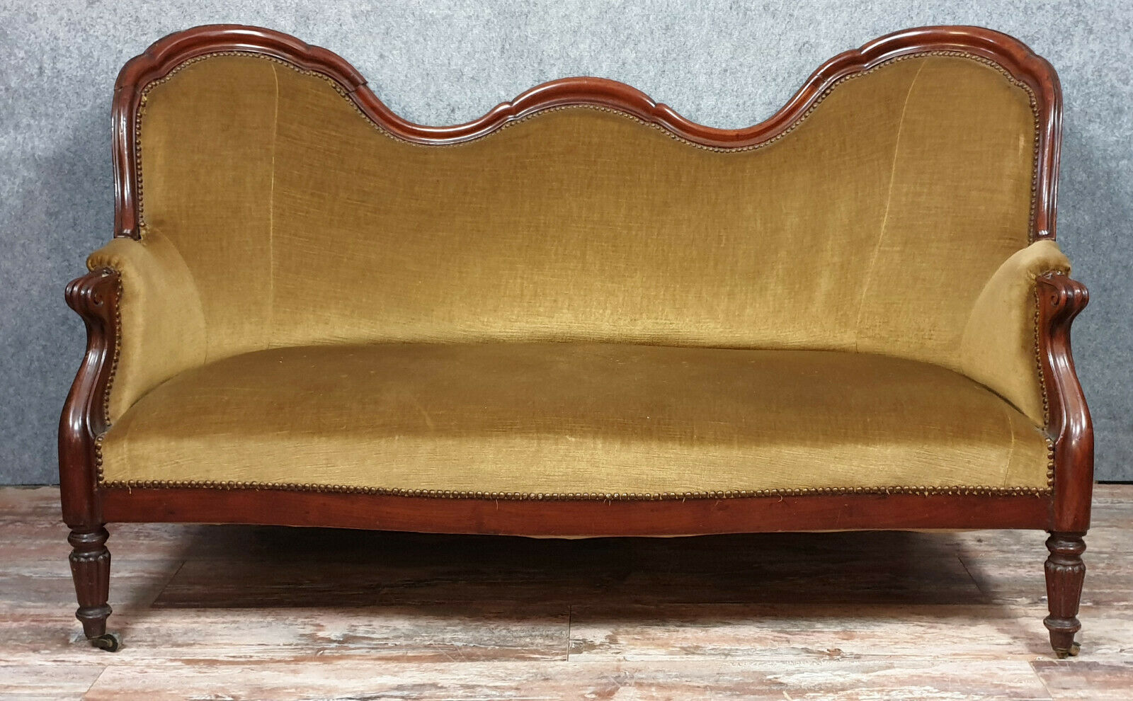 Napoleon III-era seating in mahogany and Genoa velvet around 1850