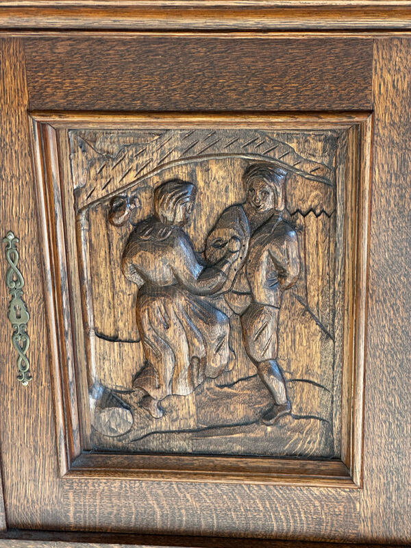 Grand buffet en chêne sculpté de style néo-Renaissance, milieu du XXe