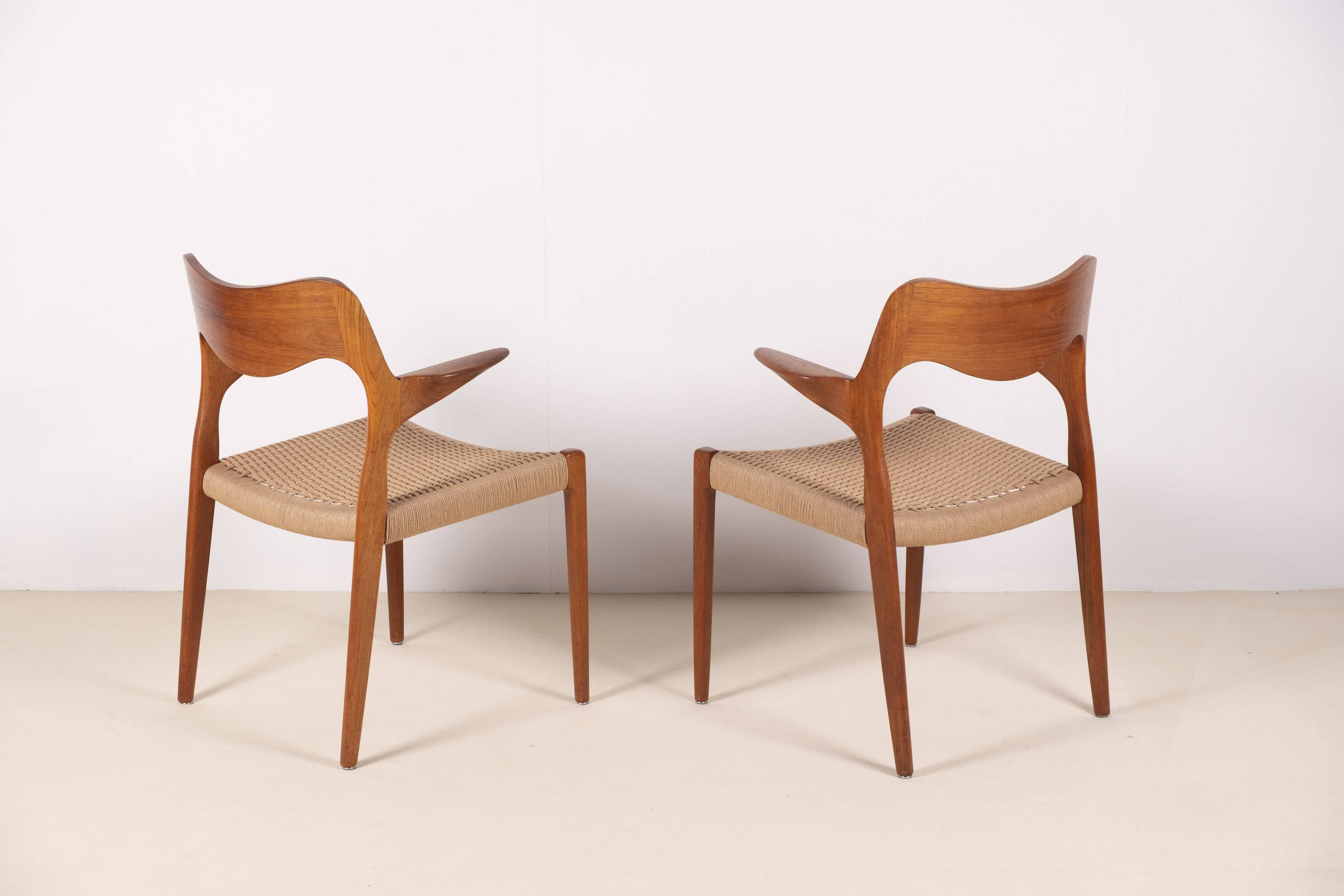 2x Niels O. Møller Modèle 55 en teck, années 1950, Danemark