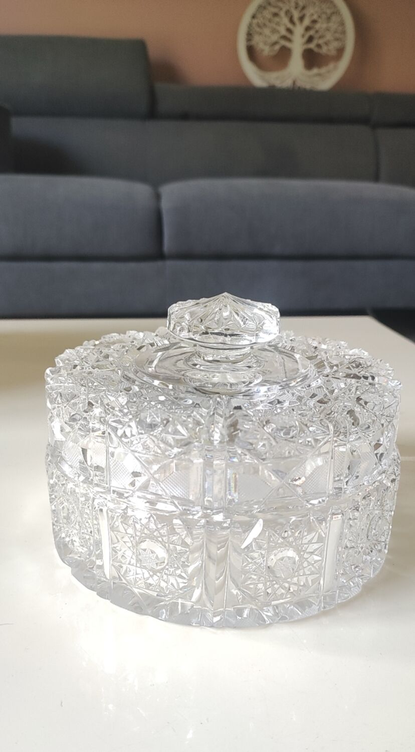 Bonbonnière ronde Cristal Bohème taillé. Motifs étoilés . Diam 15 cm