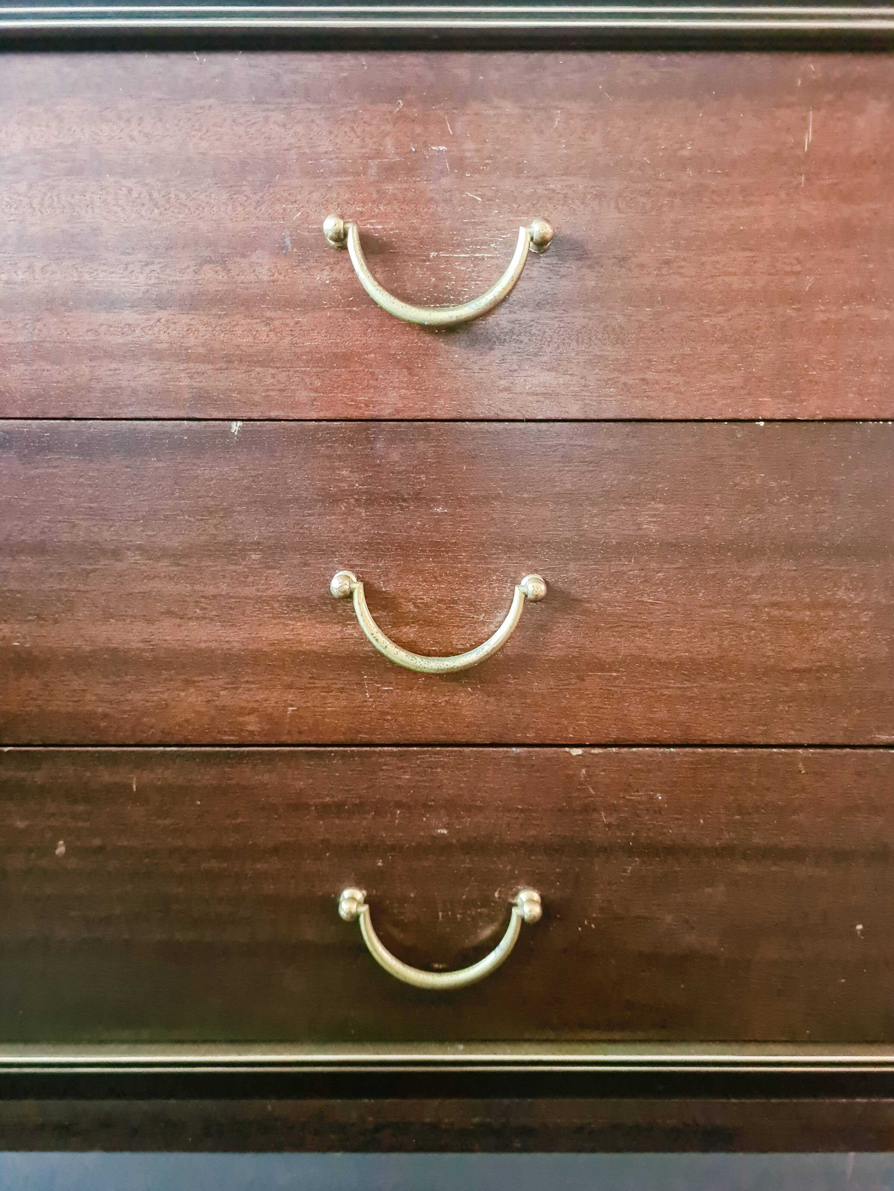 Enfilade en bois foncé et finitions laiton pieds compas