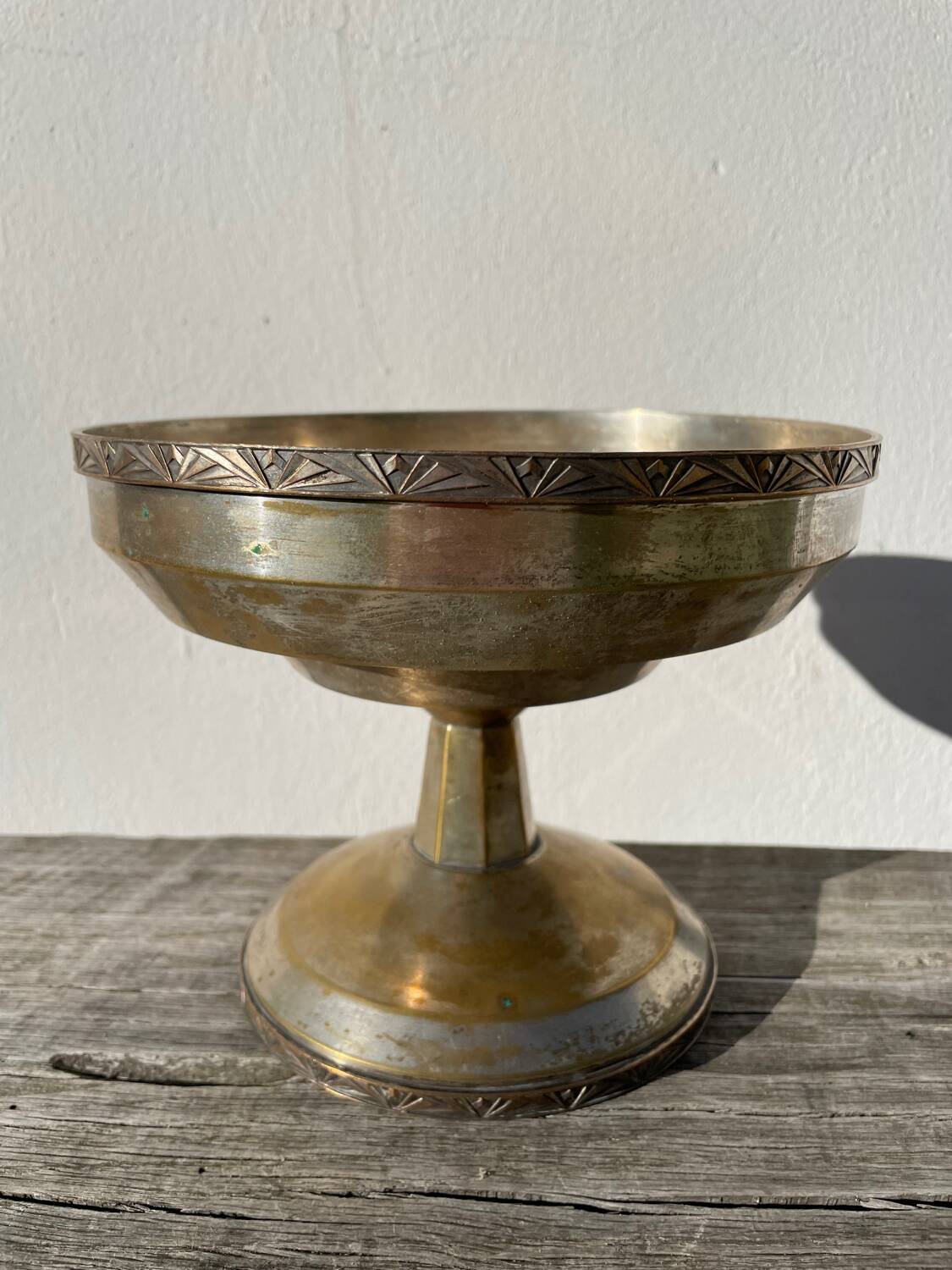 Art Deco footed cup in silver metal