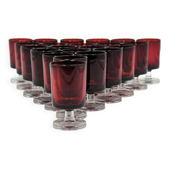 22 verres à liqueur vintage en verre rouge
