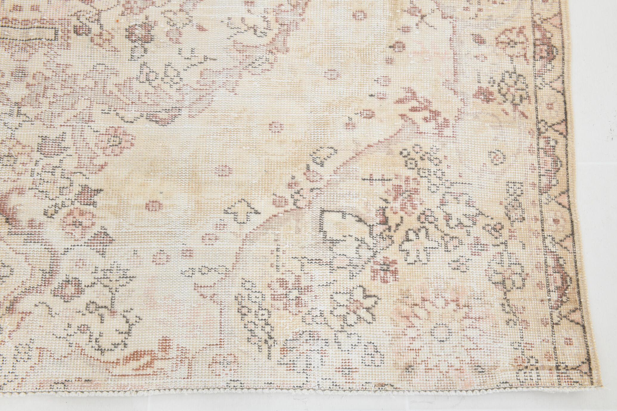 Distressed beige classic carpet 282x193cm