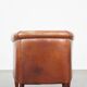 Fauteuil club en cuir de vachette couleur cognac avec finition clous décoratifs de style anglais