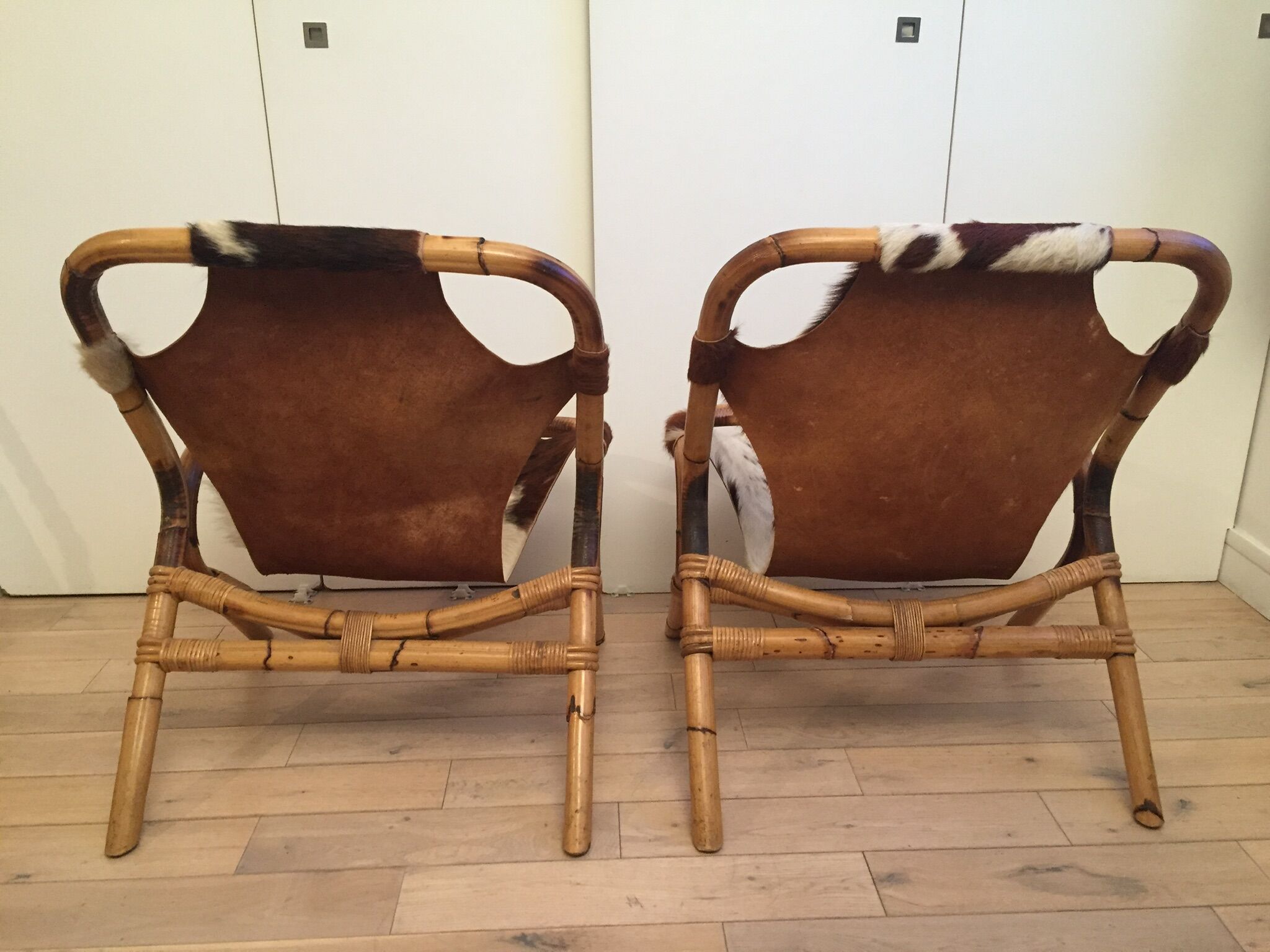 Paire de fauteuils bambou et peau