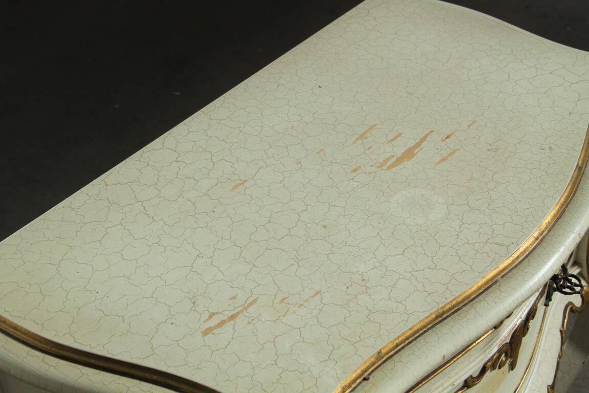 Vintage pair of 20th century Venetian Baroque style nightstands in painted wood