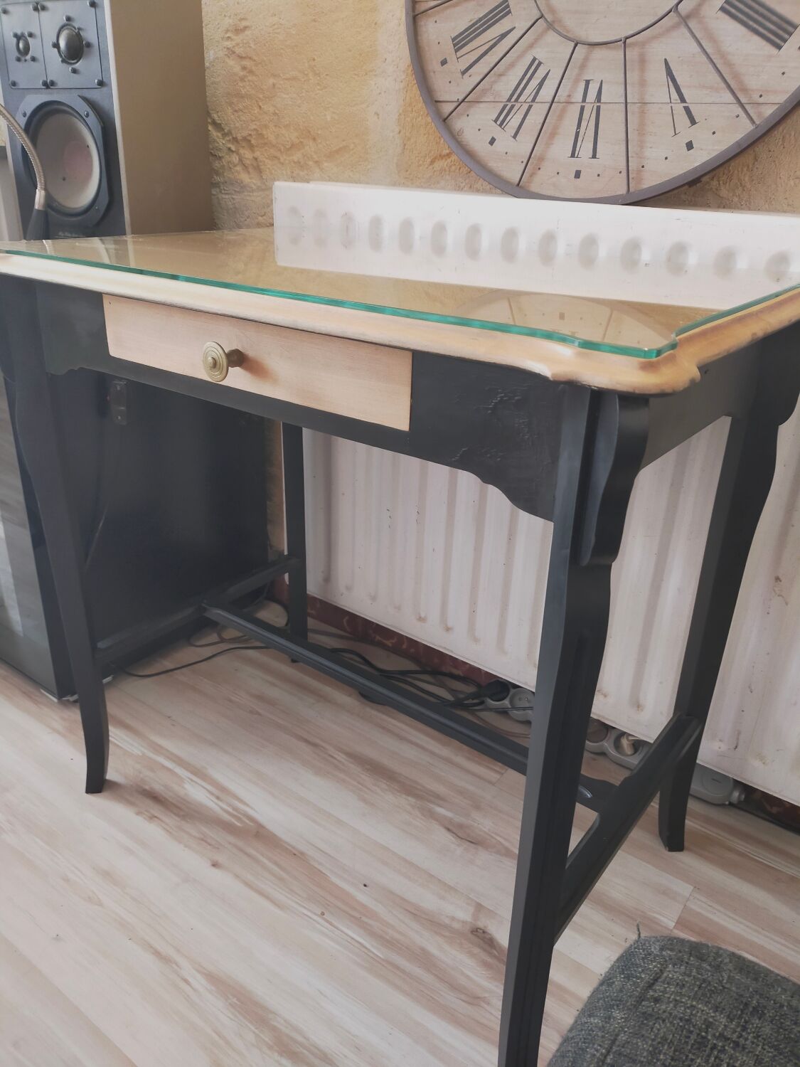 Console revamped in wood and black – chic country style – with glass top.