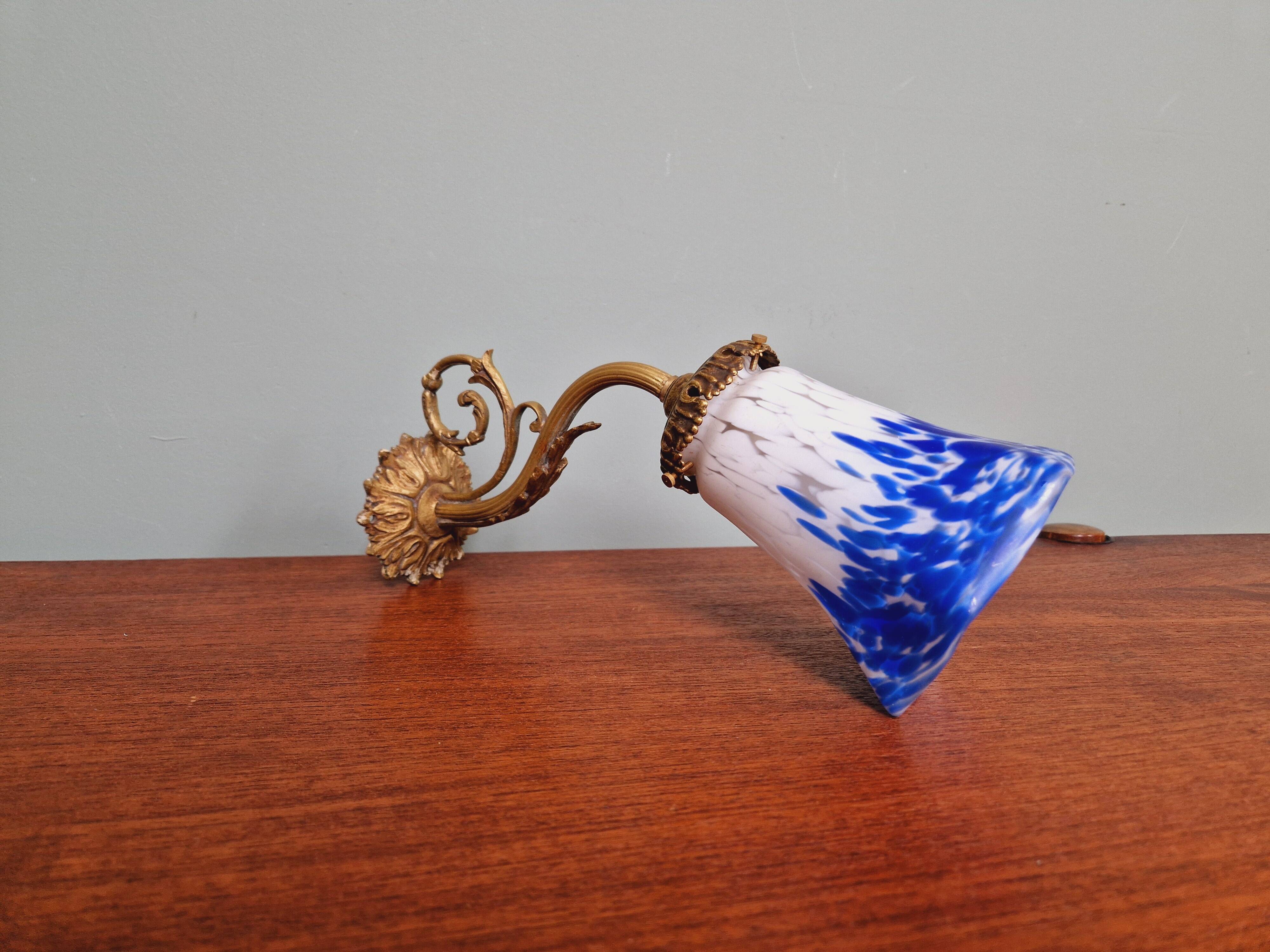 Wall light in gilded bronze and blue and white speckled glass