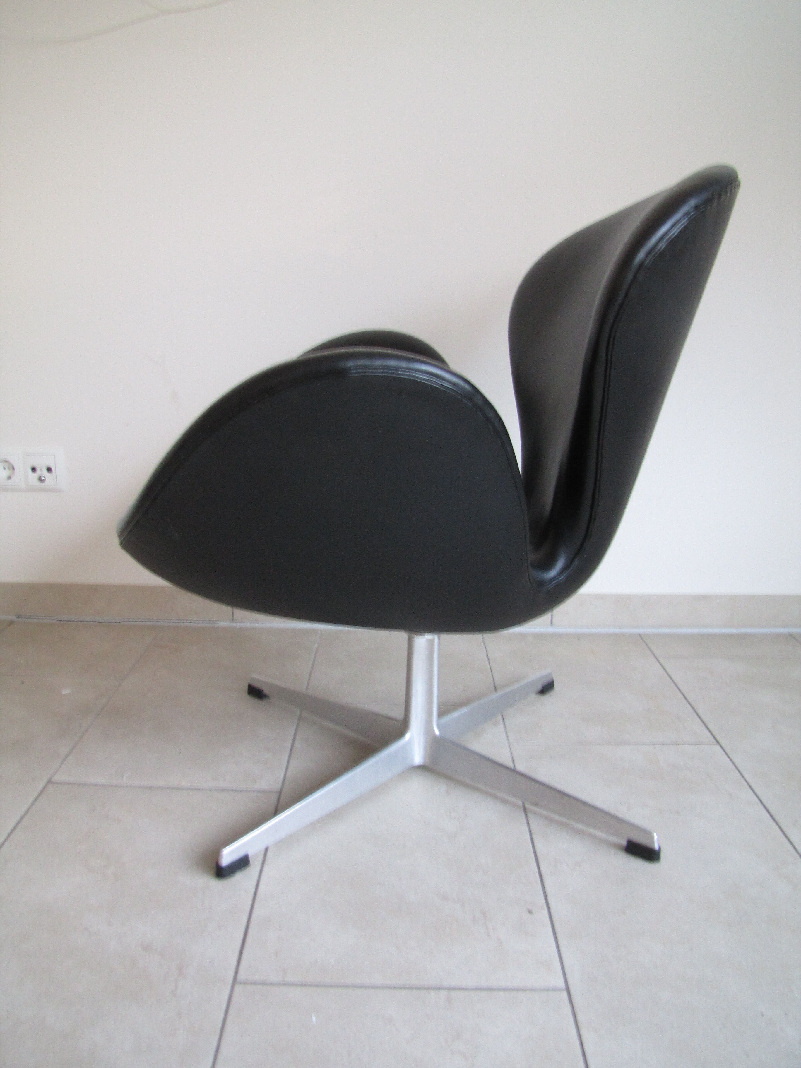 Swan armchairs in black leather by Arne Jacobsen for Fritz Hansen