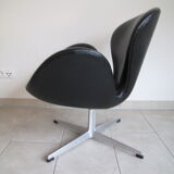 Swan armchairs in black leather by Arne Jacobsen for Fritz Hansen
