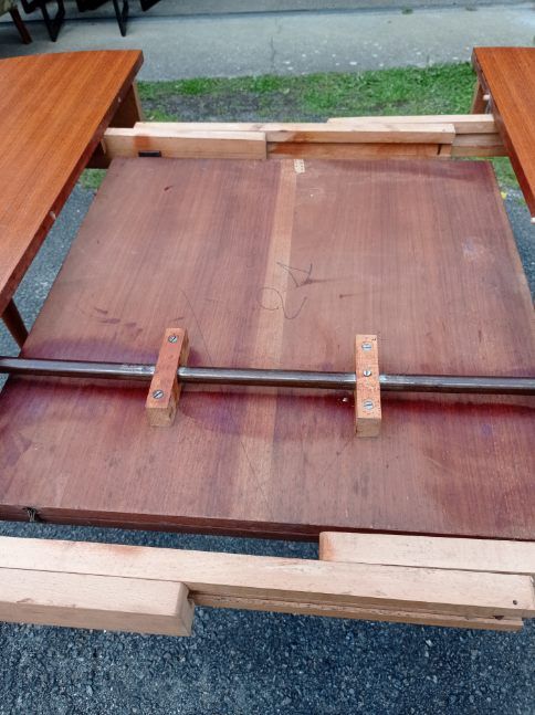 Vintage round table tapered feet