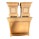Ensemble italien des années 1990 en bois naturel non peint composé d'une commode et de deux tables de chevet