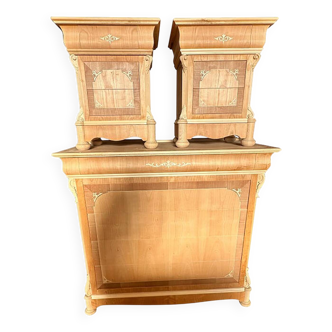 Ensemble italien des années 1990 en bois naturel non peint composé d'une commode et de deux tables de chevet
