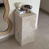 Column side table in travertine