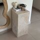 Table d’appoint, colonne en travertin