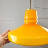 Lampe à suspension italienne du milieu du siècle en verre jaune et laiton