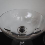 2 coupes à champagne anciennes en verre soufflé facetté