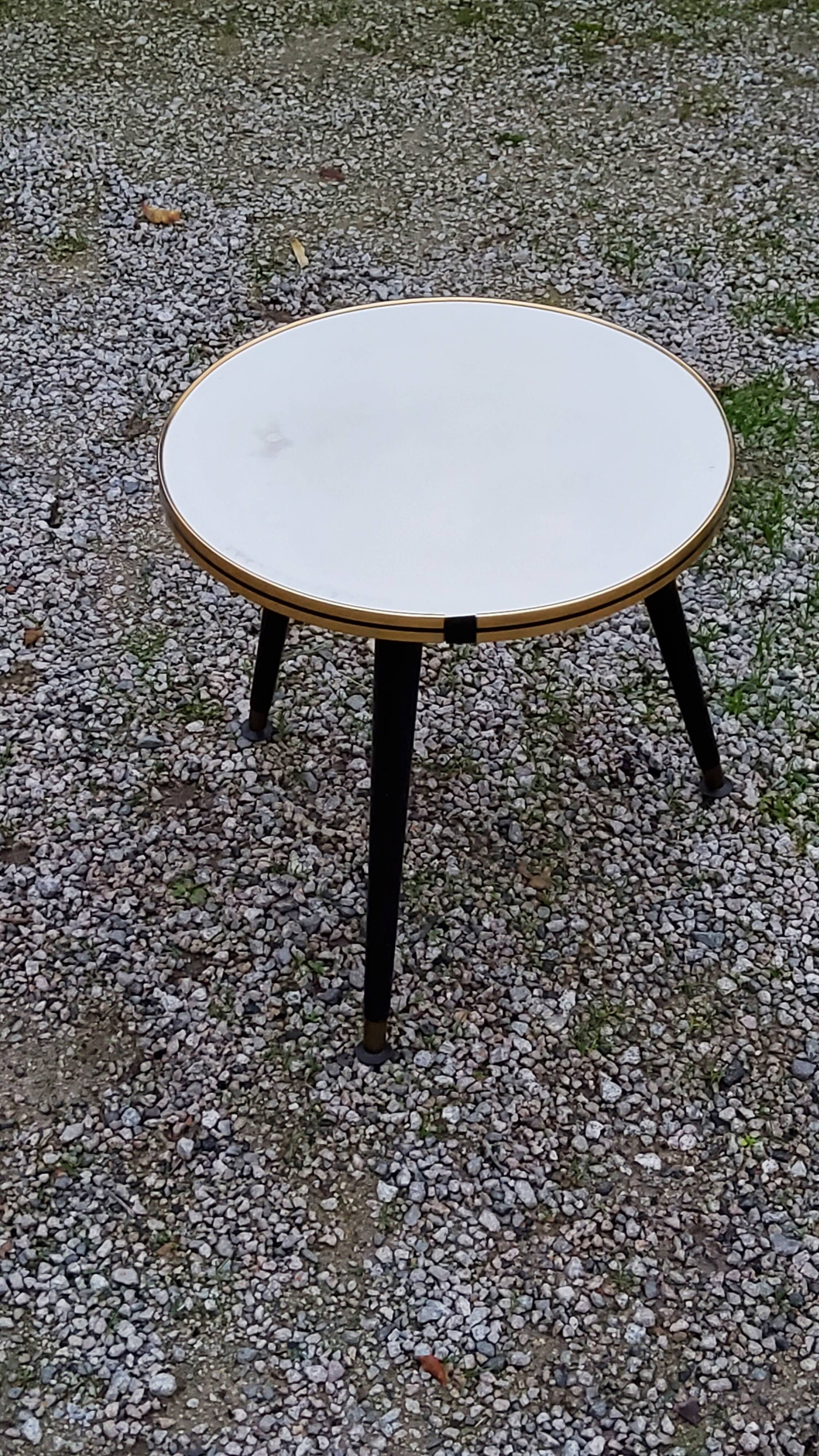 Table d’appoint vintage des années 60 piètement tripode bois noirci plateau formica blanc