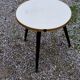 Table d’appoint vintage des années 60 piètement tripode bois noirci plateau formica blanc
