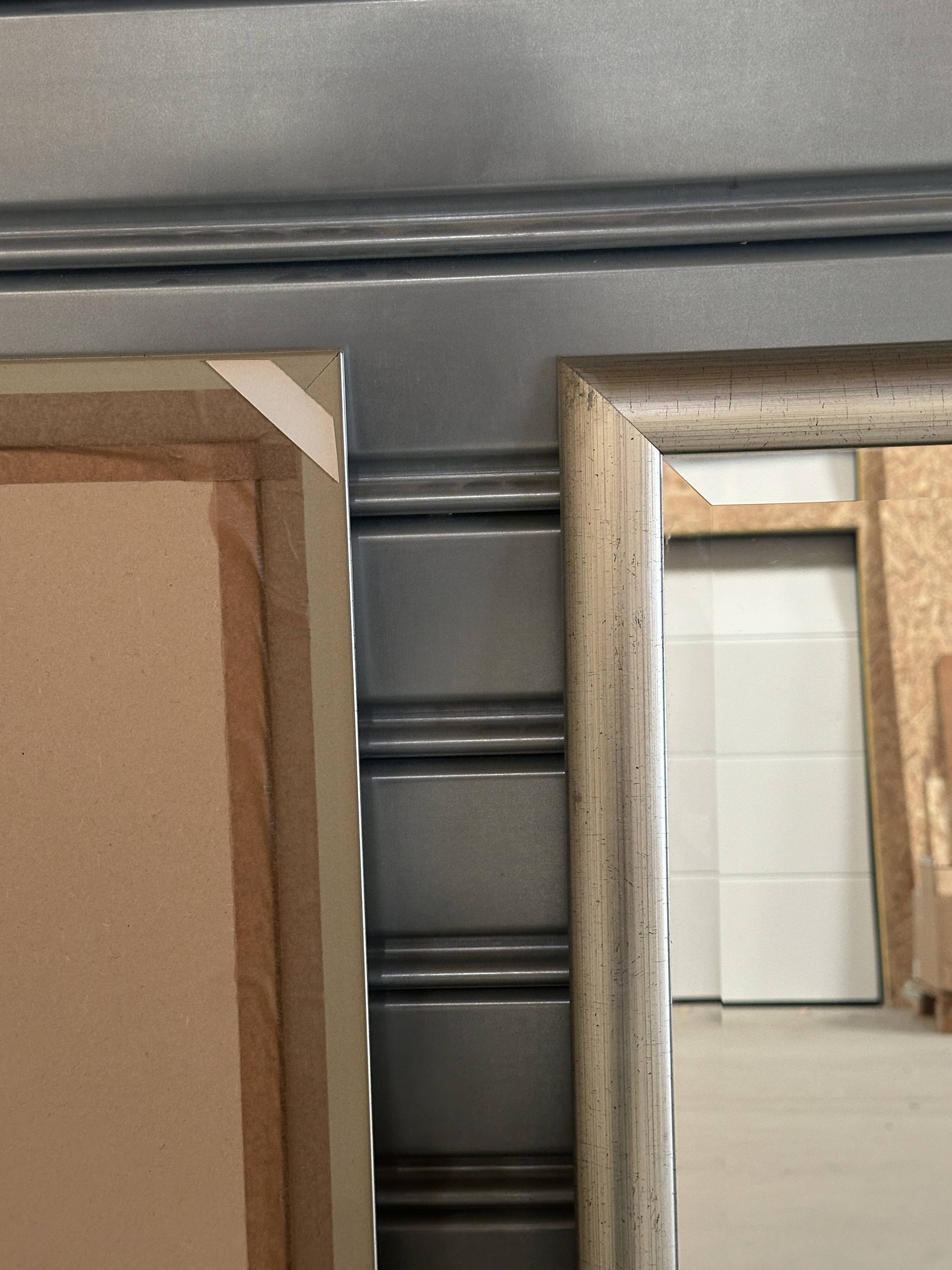 Deux Miroirs biseautés avec encadrement en finition effet or blanc vieilli