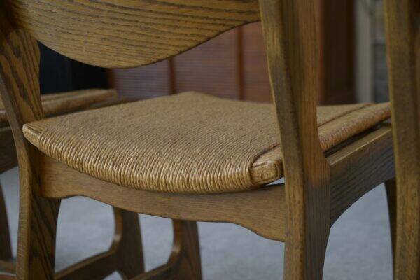 Set of 6 oak dining chairs with rush seat and 'Echelle' backrest in the style of Guillerme et Chambron 1950s