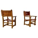 Paire de chaises de château brutalistes anciennes faites à la main en chêne et cuir cognac, années 1920.