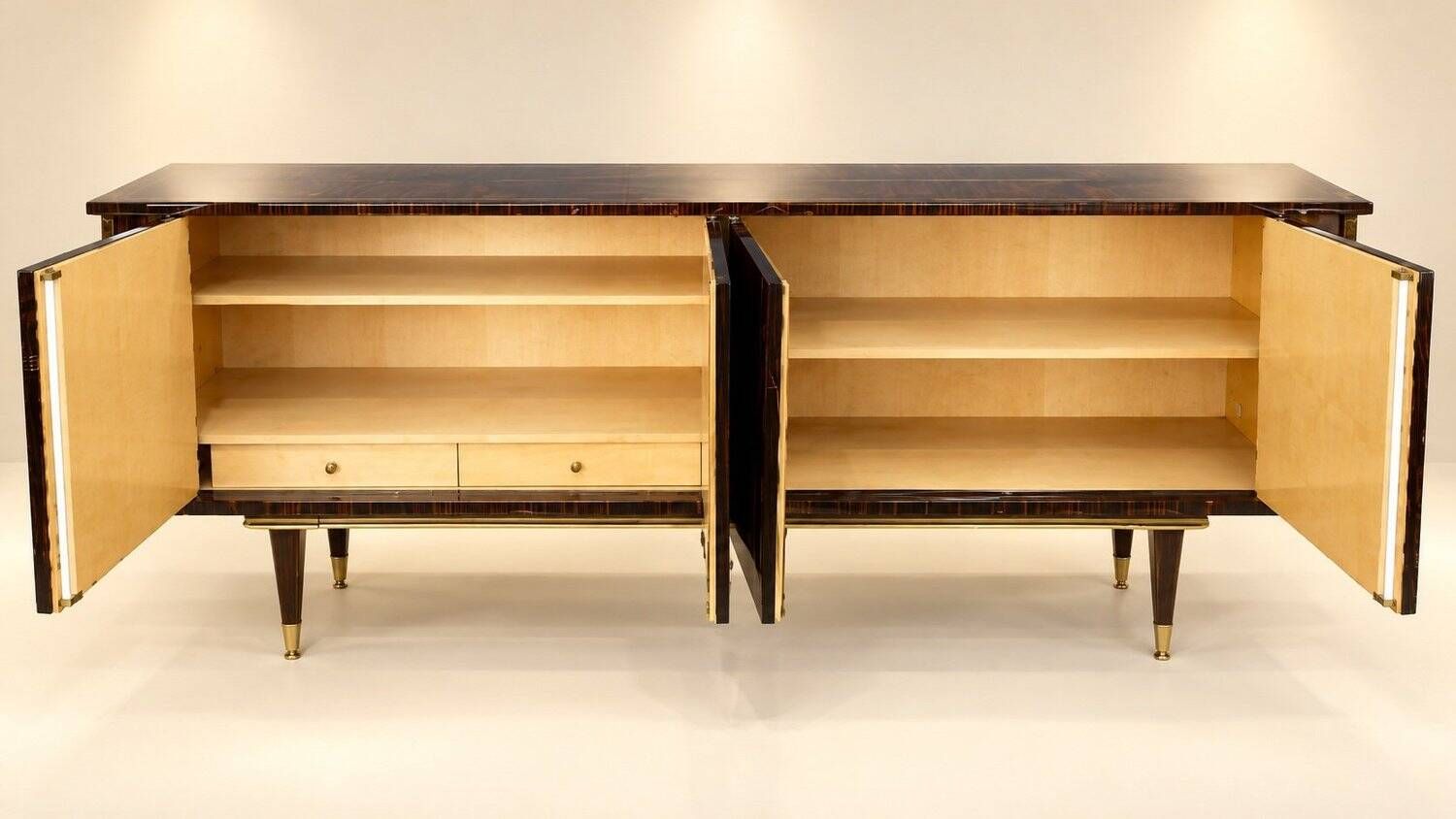 Enfilade buffet bas – Style Art Déco – Placage ébène de Macassar – Laiton
