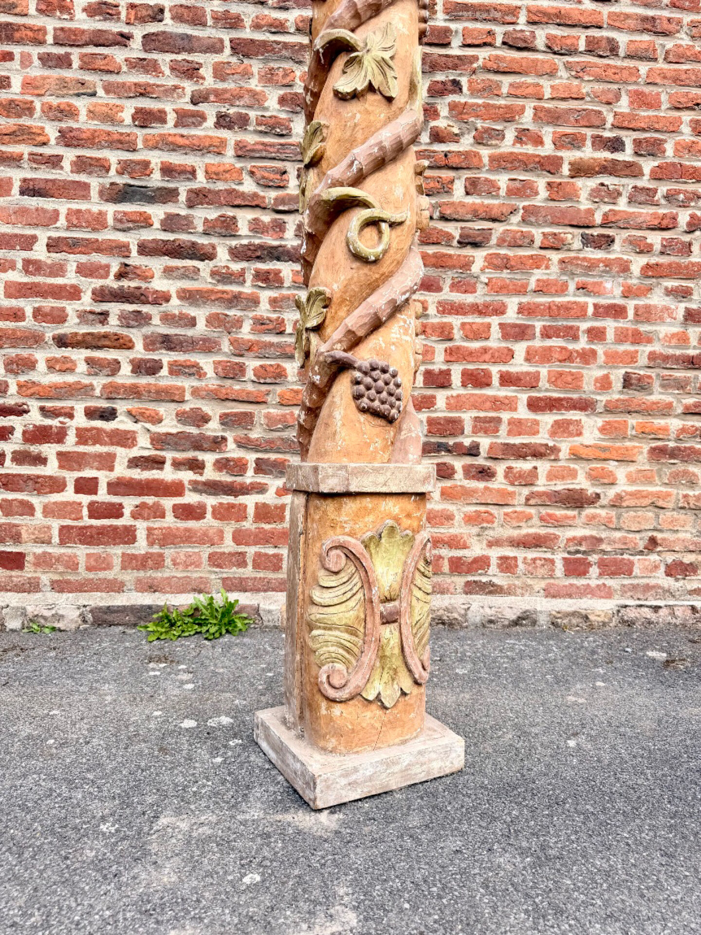 Twisted column in carved polychrome wood, 19th century.