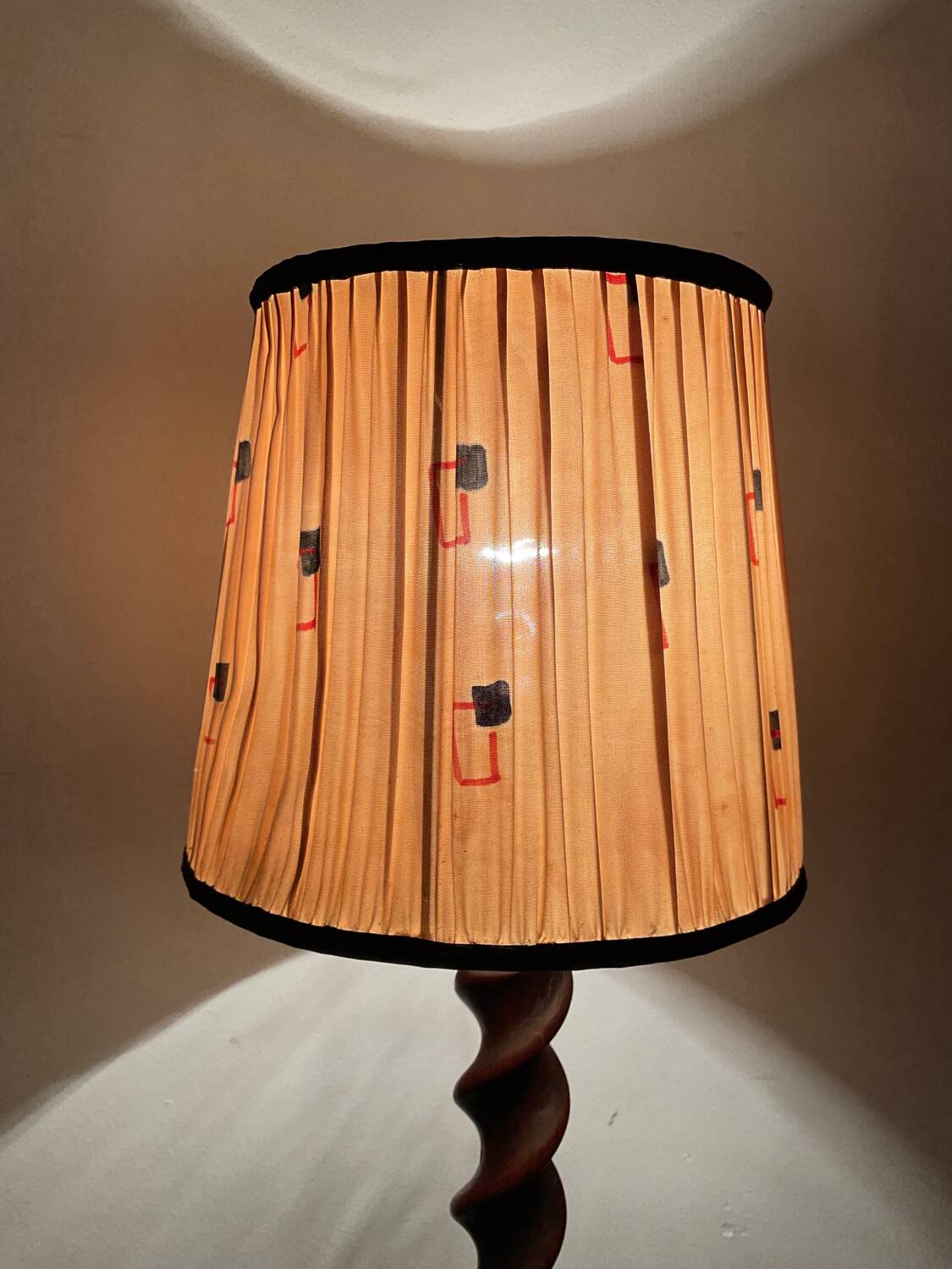 Vintage lamp in turned wood and silk