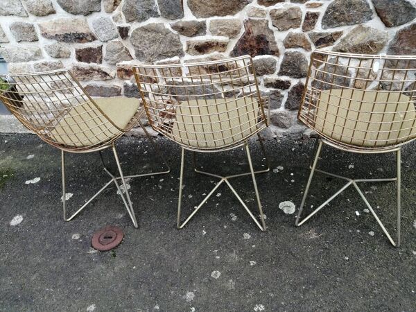 Trois chaises dans le goût de Harry bertoia