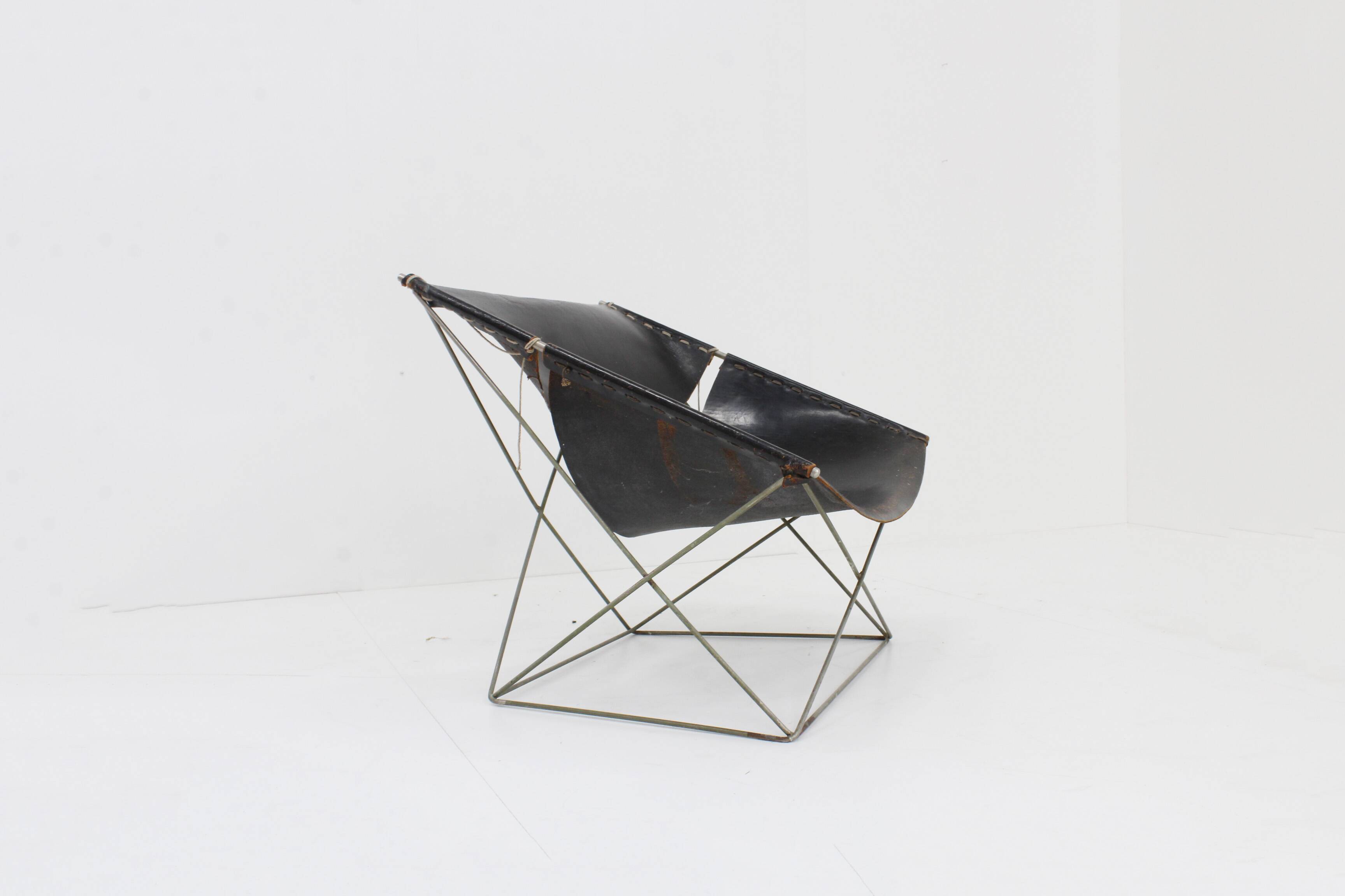 Chaise longue papillon Artifort F675