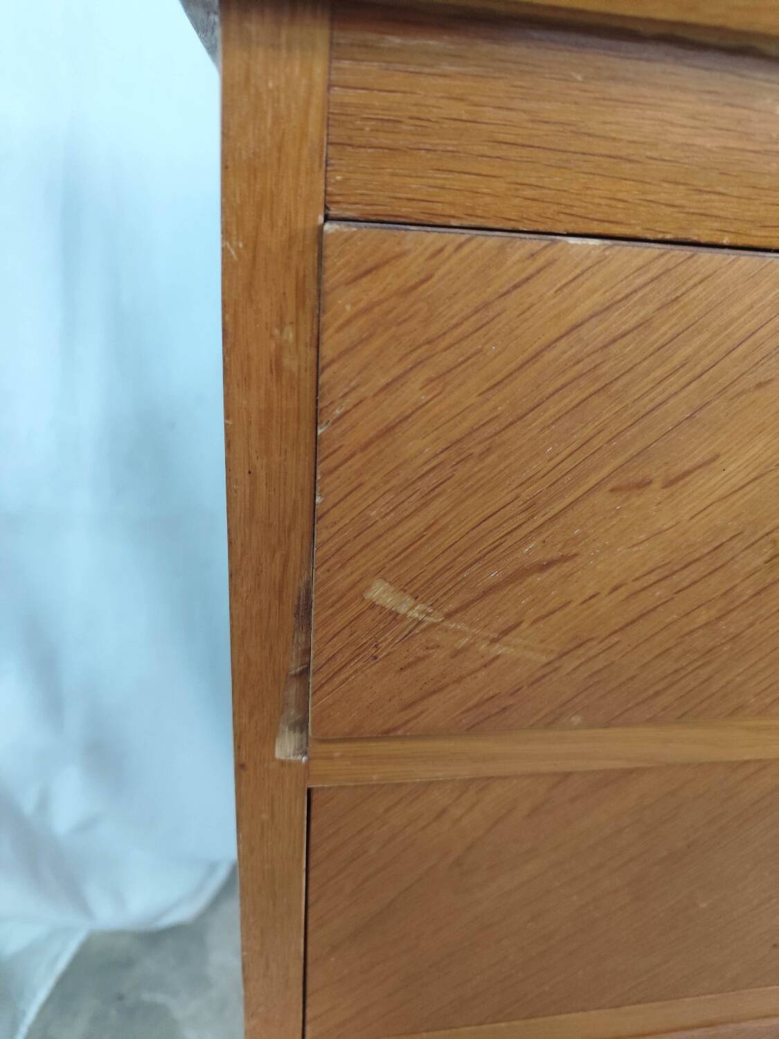 Large oak veneer chest of drawers with 4 drawers and Compass legs