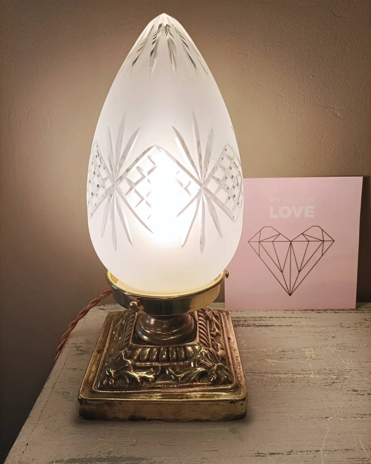 Chiseled glass lamp with brass base - bronze