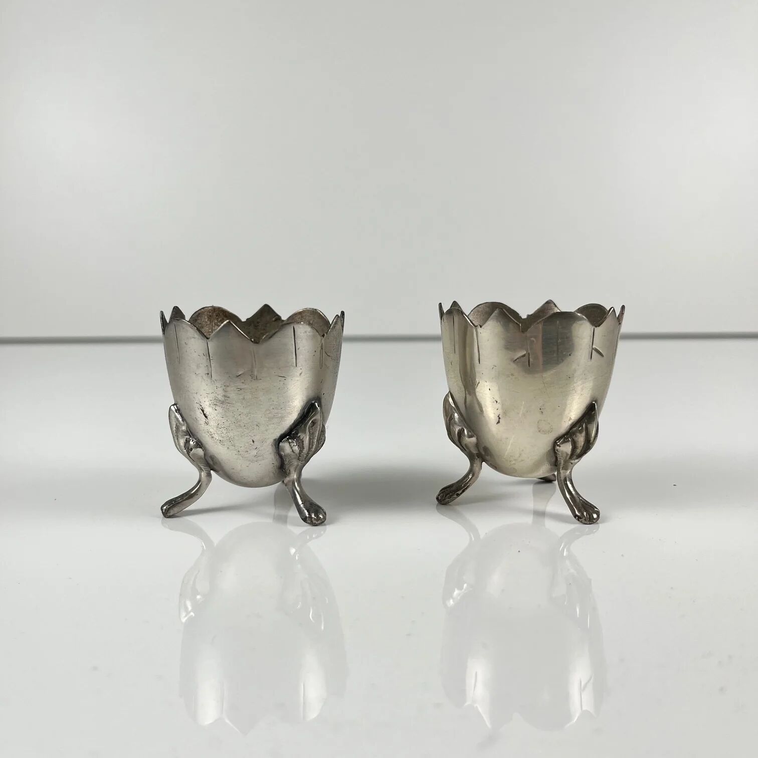 Paire de coquetiers anciens tripodes en maillechort, style Art Nouveau, vers 1900-1925