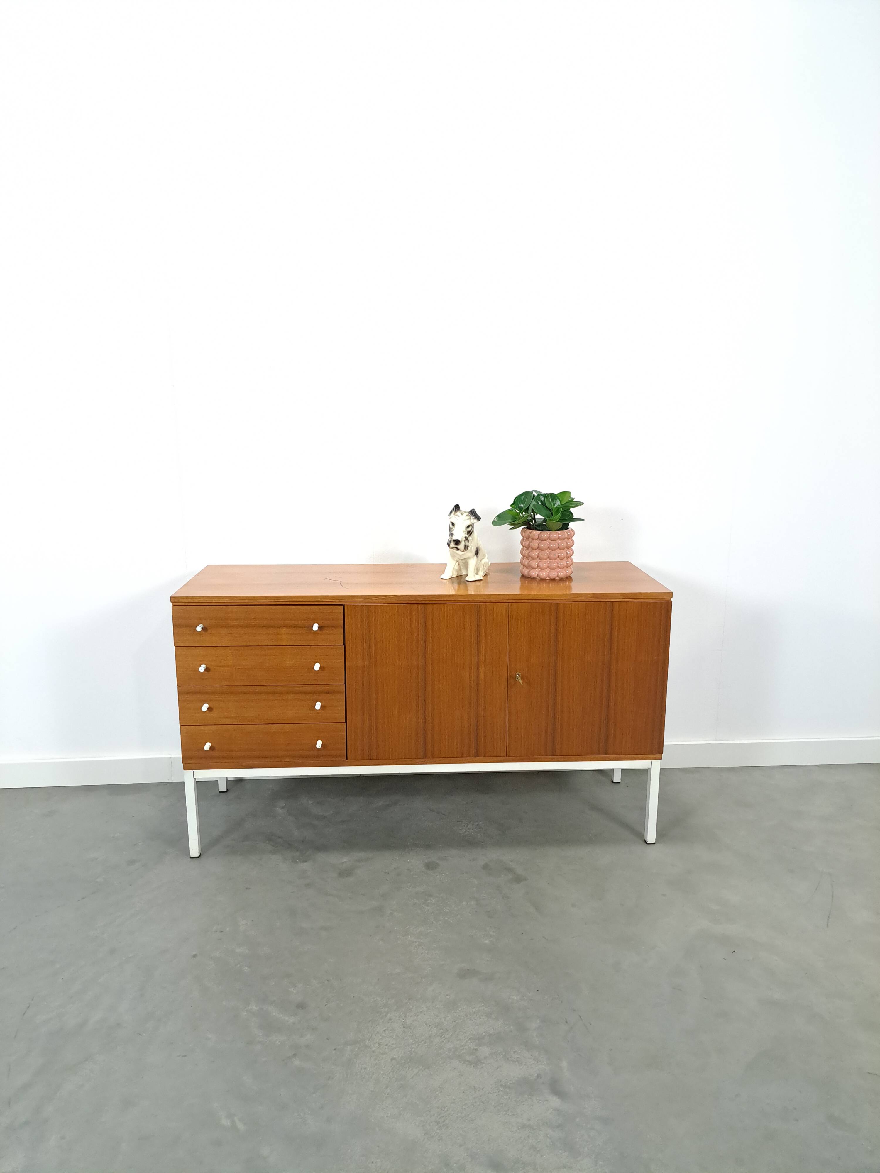 Fineer dressoir uit Zweden met wit stalen poten