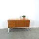 Fineer dressoir uit Zweden met wit stalen poten