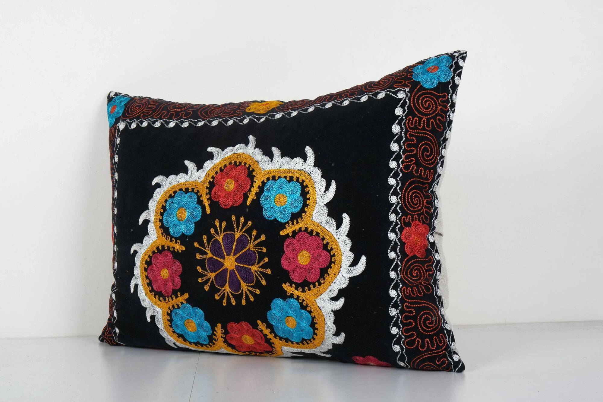 Vintage embroidered cushion cover 46x64 cm