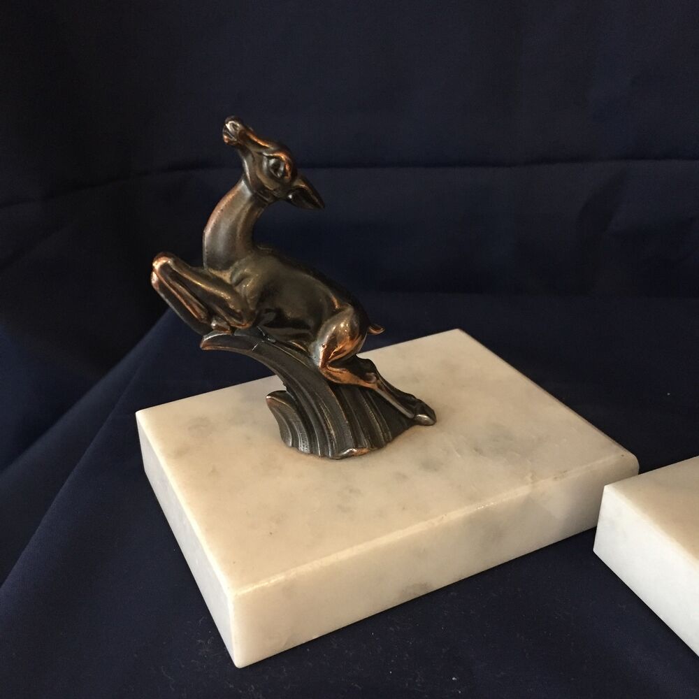 Paire de serre-livres art deco biches en regule socle marbre blanc veine de noir