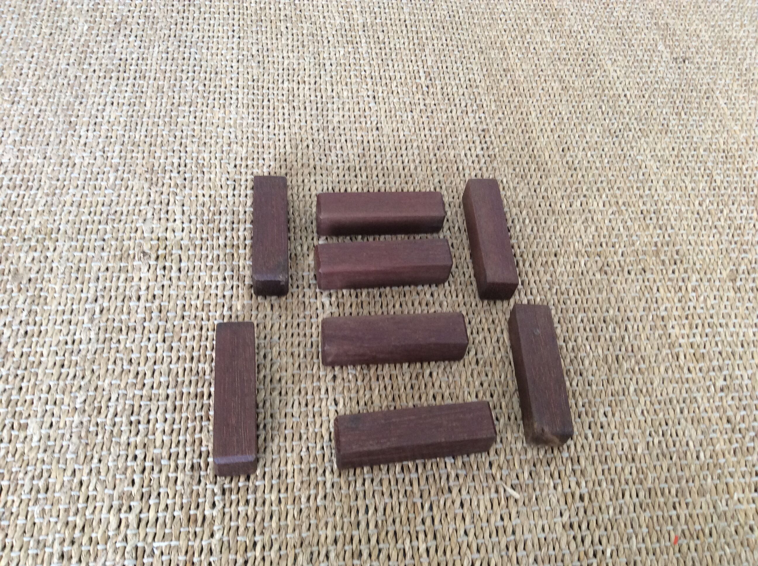 8 porte-couteaux en bois