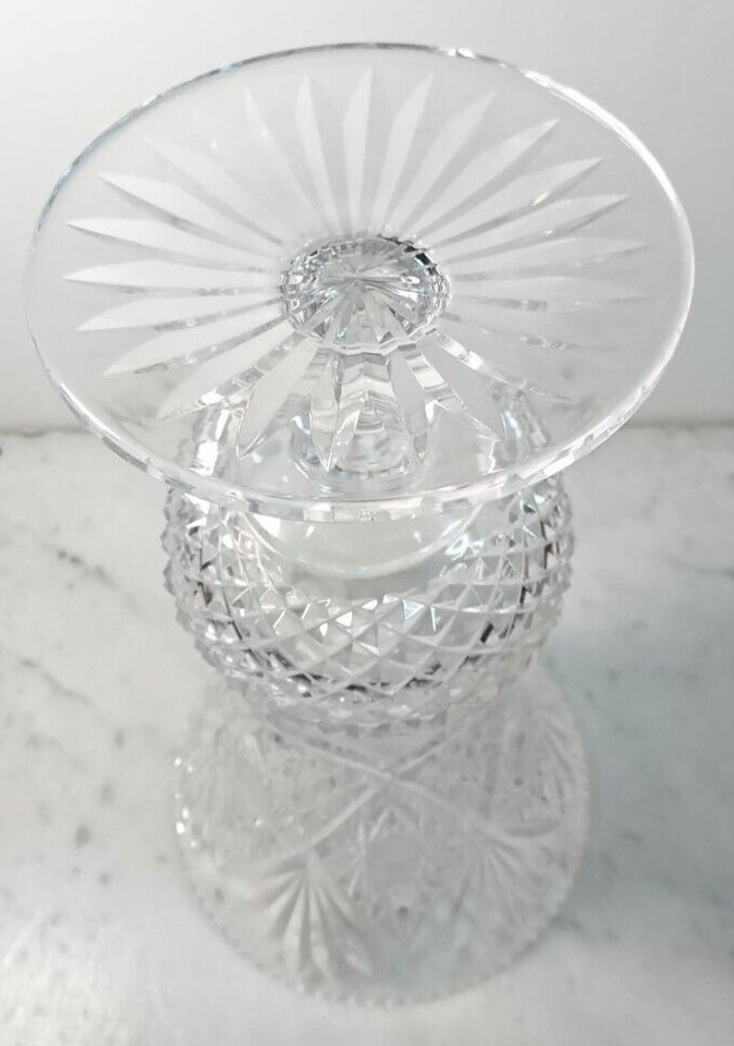 Vase en cristal taillé main sur piédouche