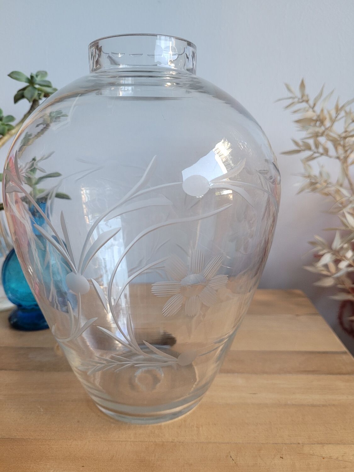 Vase en verre ciselé décor floral