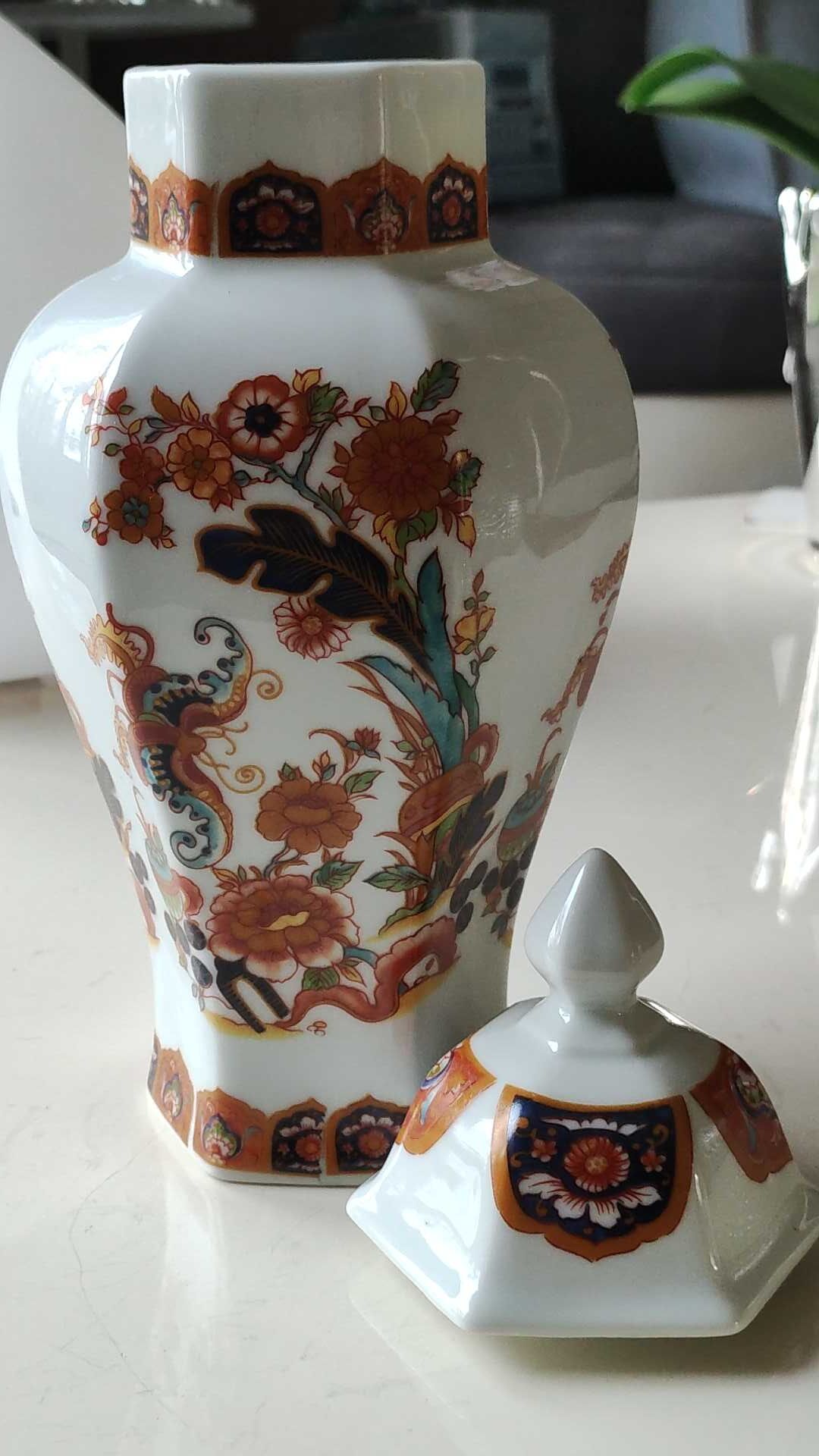 Decorative hexagonal potiche in fine Chinese porcelain, stamped and signed "Red Lions"